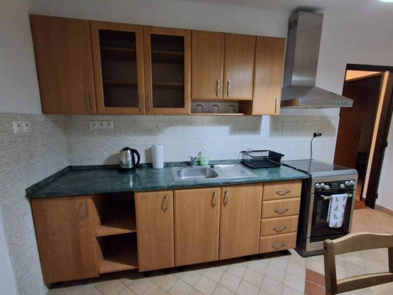 ☎️   0918 846 340           Byt v centre mesta na Jesenského ulici. - Kuchyňa v 1-izbovom byte s dreveným dekorom a kachličkami.