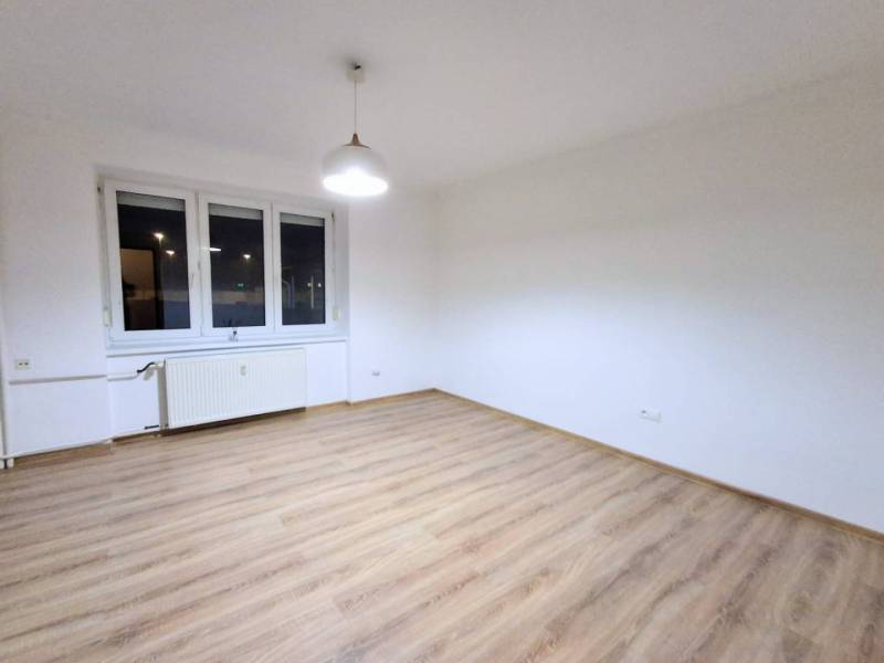 ☎️   0918 846 340           Byt v centre mesta na Jesenského ulici. - Svetlá izba s podlahou s dreveným dekorom a veľkým oknom v 1-izbovom byte.