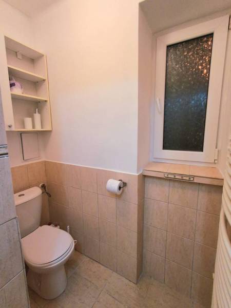 ☎️   0918 846 340           Byt v centre mesta na Jesenského ulici. - Kúpeľňa v 1-izbovom byte s toaletou, poličkami a oknom s matovaným sklom.