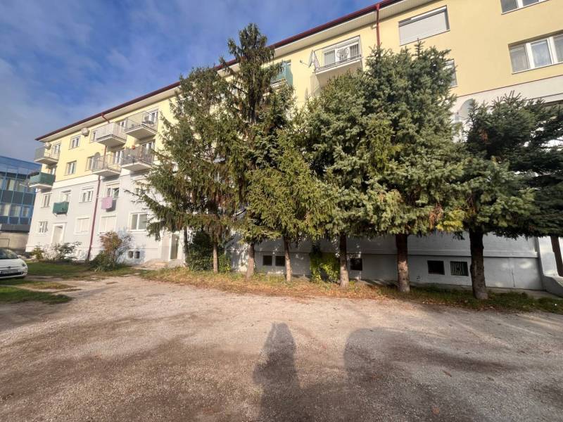 ☎️   0918 846 340           Byt v centre mesta na Jesenského ulici. - Exteriér bytového domu na Jesenského ulici v Dunajskej Strede, obklopený stromami.