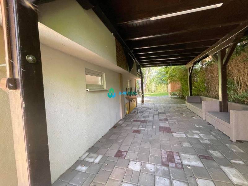 Odstúpenie nájomnej zmluvy - rekreačná chata v obci Bodíky!!! Cena  84 - Vonkajšia terasa s dlažbou, posedenie a zeleň, na ulici Bodíky za chatou.