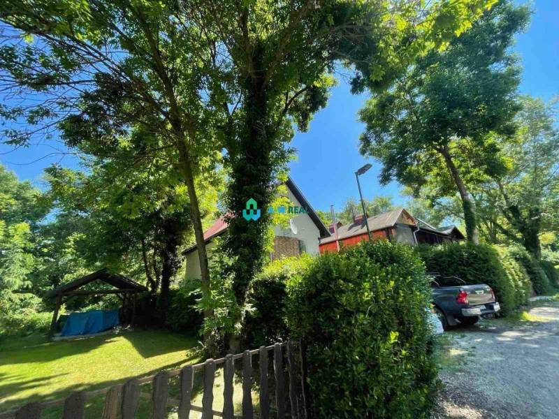 Odstúpenie nájomnej zmluvy - rekreačná chata v obci Bodíky!!! Cena  84 - Dom so záhradou a autom na ulici Bodíky, pri chate obklopenej stromami.