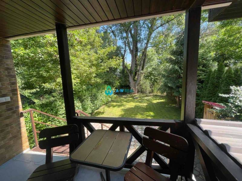 Odstúpenie nájomnej zmluvy - rekreačná chata v obci Bodíky!!! Cena  84 - Na obrázku je terasa, ktorá ponúka pohľad na zelenú záhradu.