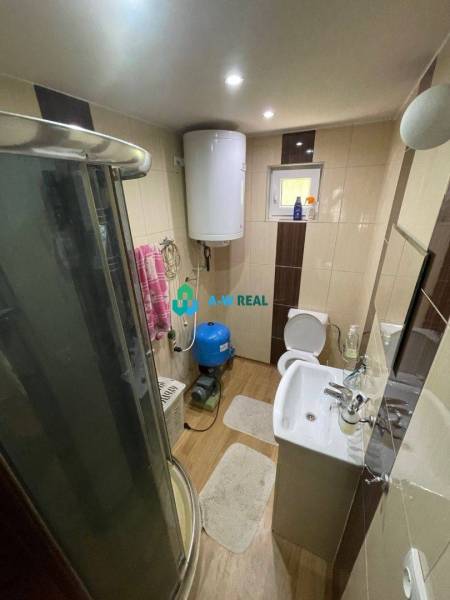 Odstúpenie nájomnej zmluvy - rekreačná chata v obci Bodíky!!! Cena  84 - Na ulici Bodíky je kúpeľňa v chate so sprchovým kútom a umývadlom.