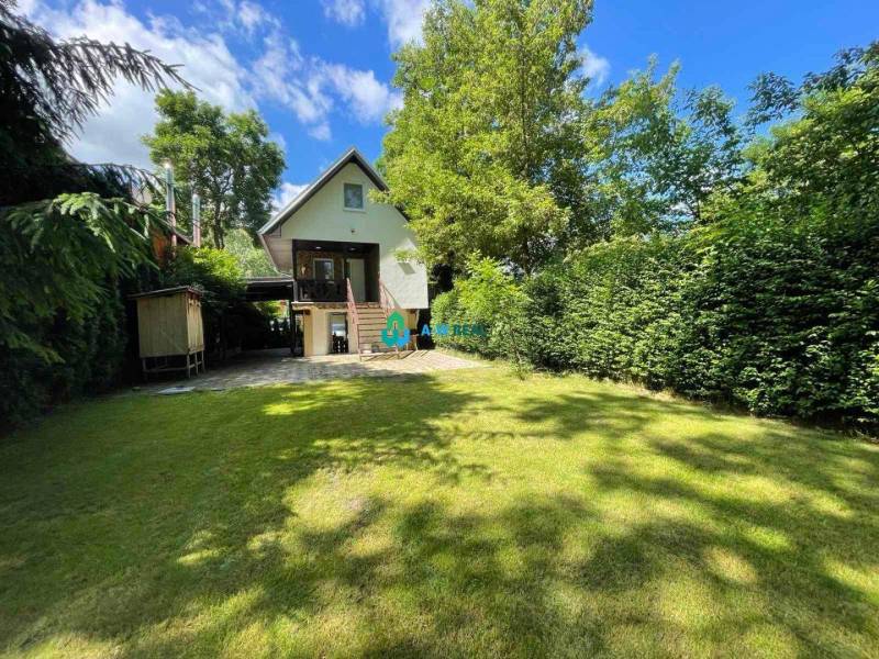 Odstúpenie nájomnej zmluvy - rekreačná chata v obci Bodíky!!! Cena  84 - Na ulici Bodíky chata obklopená zeleňou s udržiavaným trávnikom a stromami.