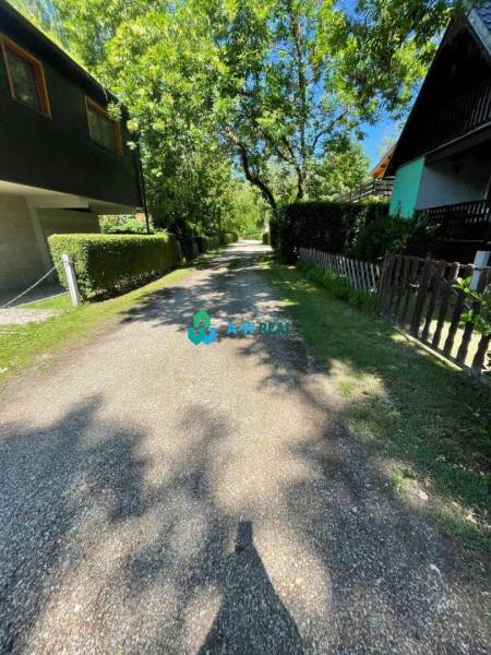 Odstúpenie nájomnej zmluvy - rekreačná chata v obci Bodíky!!! Cena  84 - Úzka spevnená cesta obklopená zeleňou, stromami, obydlia na ulici Bodíky, smer chaty.