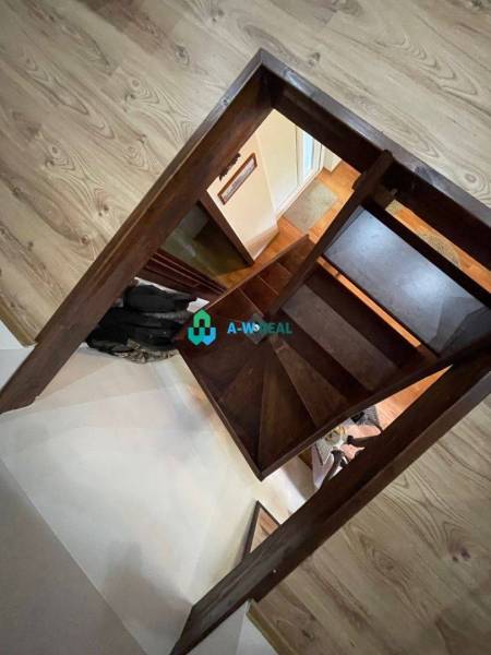 Odstúpenie nájomnej zmluvy - rekreačná chata v obci Bodíky!!! Cena  84 - Drevené schody vedú z podkrovia chaty na ulici Bodíky s drevenou podlahou.