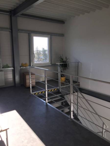 Kancelárský priestor 37,5 m2 na prenájom oproti OD TESCO v Dunajskej S - Na ulici Hlavná, blízko kancelárie, sa nachádza svetlá chodba so schodiskom.