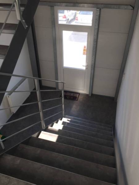 Kancelárský priestor 37,5 m2 na prenájom oproti OD TESCO v Dunajskej S - Schodisko so zábradlím, vedúce k preskleným dverám, na ulici Hlavná a Kancelárie.