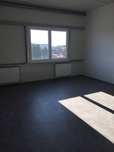 Kancelárský priestor 37,5 m2 na prenájom oproti OD TESCO v Dunajskej S - Prázdna miestnosť s oknom a radiátormi, slnečné svetlo na podlahe. Hlavná kancelárie.