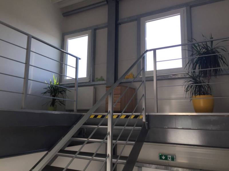 Kancelárský priestor 37,5 m2 na prenájom oproti OD TESCO v Dunajskej S - Kovové schodisko vedúce k oknám s rastlinami na ulici Hlavná a Kancelárie.