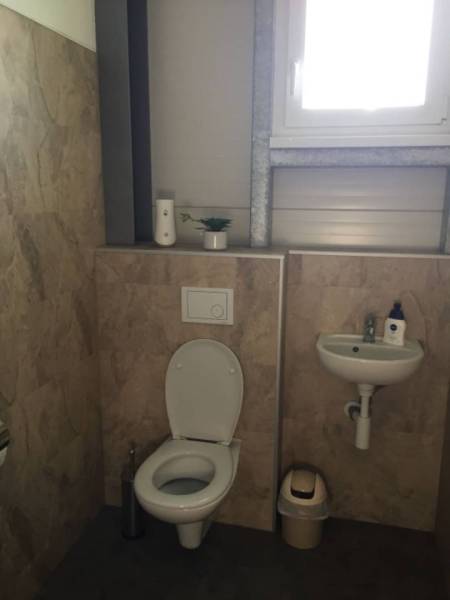 Kancelárský priestor 37,5 m2 na prenájom oproti OD TESCO v Dunajskej S - Na obrázku je kúpeľňa s toaletou, umývadlom a malým košom v kancelárii.