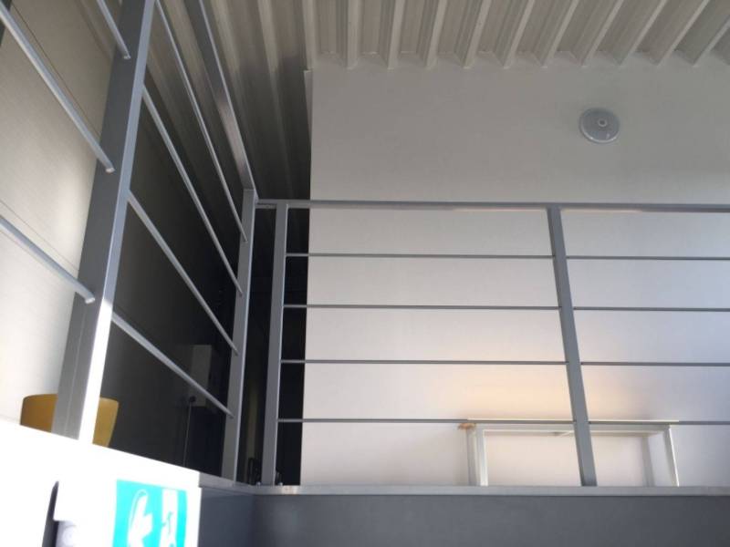 Kancelárský priestor 37,5 m2 na prenájom oproti OD TESCO v Dunajskej S - Kovové zábradlie v kancelárii na ulici Hlavná s bielymi stenami a svetlom.