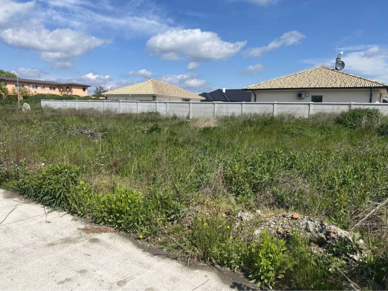 Stavebný pozemok na predaj v obci LEHNICE - Veľký Lég, 640 m2 - Pozemok na predaj v Lehniciach na Veľkom Légu, vhodný na bývanie s trávnatým porastom.