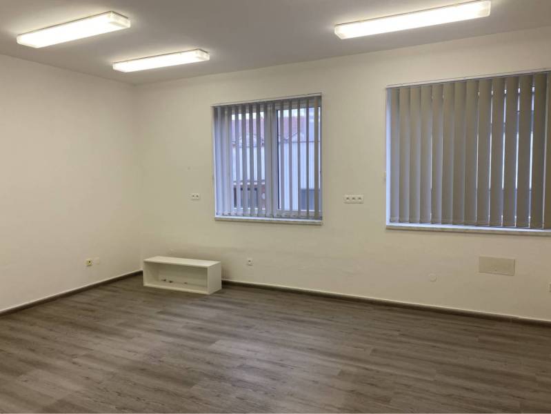Skvelá ponuka!!! Prenájom nebytového priestoru na podnikateľské účely  - Biela miestnosť s podlahou s dreveným dekorom a vertikálnymi žalúziami.