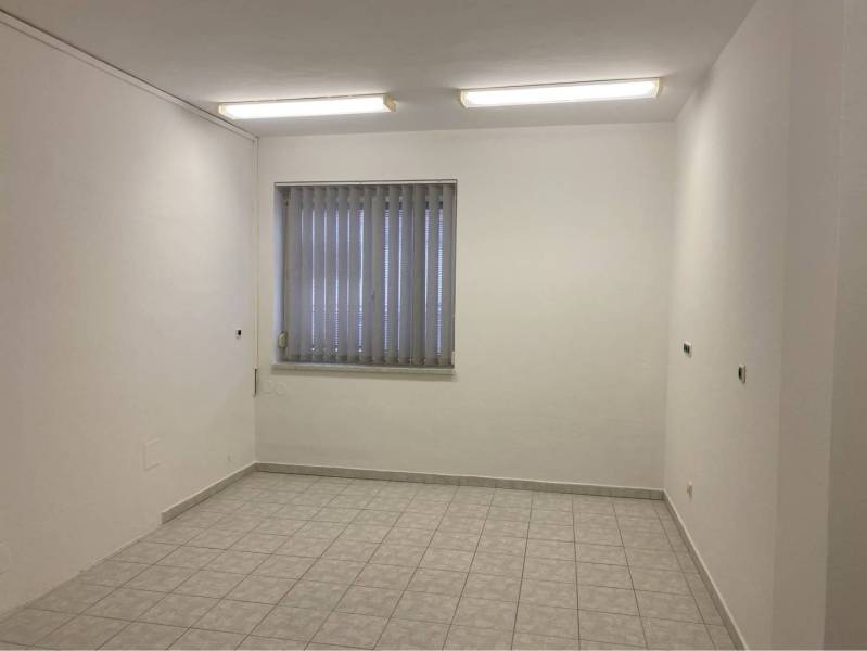 Skvelá ponuka!!! Prenájom nebytového priestoru na podnikateľské účely  - Miestnosť v budove s dlažbou, vertikálnymi žalúziami a závesným osvetlením.