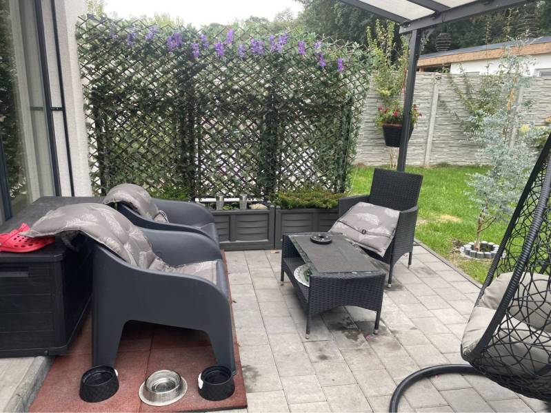 Na predaj: 3-izbový rodinný dom na predaj v obci Lesné Kračany - Terasa rodinného domu s ratanovým nábytkom a kvetmi na Lesných Kračanoch, Kráľovičove Kračany.