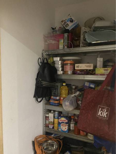 Na predaj: 3-izbový rodinný dom na predaj v obci Lesné Kračany - Úložný priestor v rodinnom dome s množstvom potravín a kuchynských potrieb na poličkách.