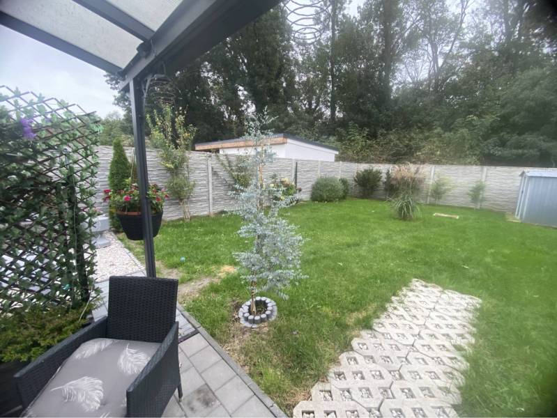 Na predaj: 3-izbový rodinný dom na predaj v obci Lesné Kračany - Záhrada pri rodinnom dome na Lesných Kračanoch v Kráľovičových Kračanoch s trávnikom a zeleňou.