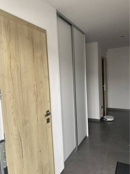 Na predaj: 3-izbový rodinný dom na predaj v obci Lesné Kračany - Chodba v rodinnom dome s drevenými dverami a šatníkovou skriňou.