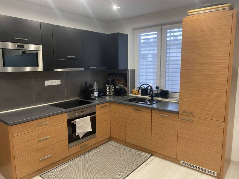 Na predaj: 3-izbový rodinný dom na predaj v obci Lesné Kračany - Kuchyňa v rodinnom dome so vstavanými spotrebičmi a podlahou s dreveným dekorom.