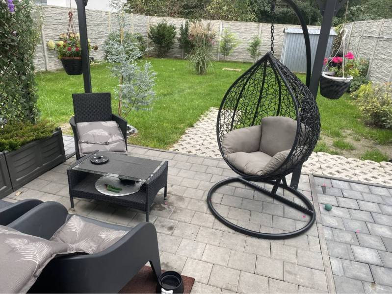 Na predaj: 3-izbový rodinný dom na predaj v obci Lesné Kračany - Terasa rodinného domu v Lesných Kračanoch s ratanovým nábytkom a závesným kreslom.