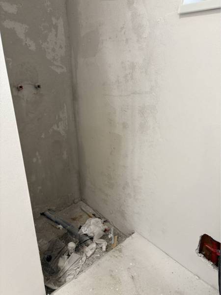 ☎️0917656551 - Stavebný priestor v rodinnom dome s odkrytými potrubiami a povrchmi stien.