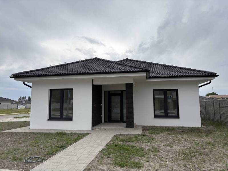 ☎️0917656551 - Rodinný dom v Dunajskej Strede na FLORIDA VILLA PARK ulici s čiernou škridlovou strechou.