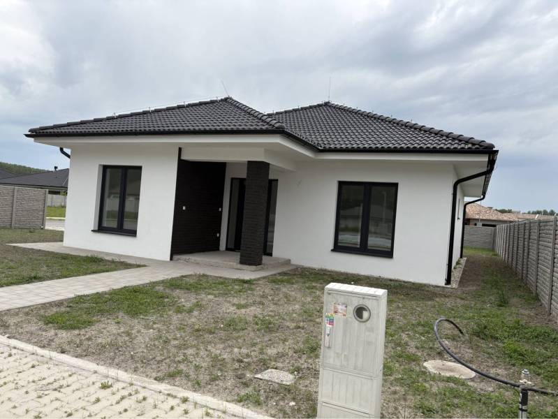 ☎️0917656551 - Rodinný dom na ulici FLORIDA VILLA PARK v Dunajskej Strede s trávnatým pozemkom.