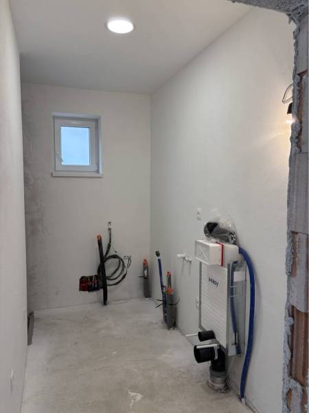 ☎️0917656551 - Prázdna miestnosť s prípravou na montáž kúpeľňových zariadení v rodinnom dome.