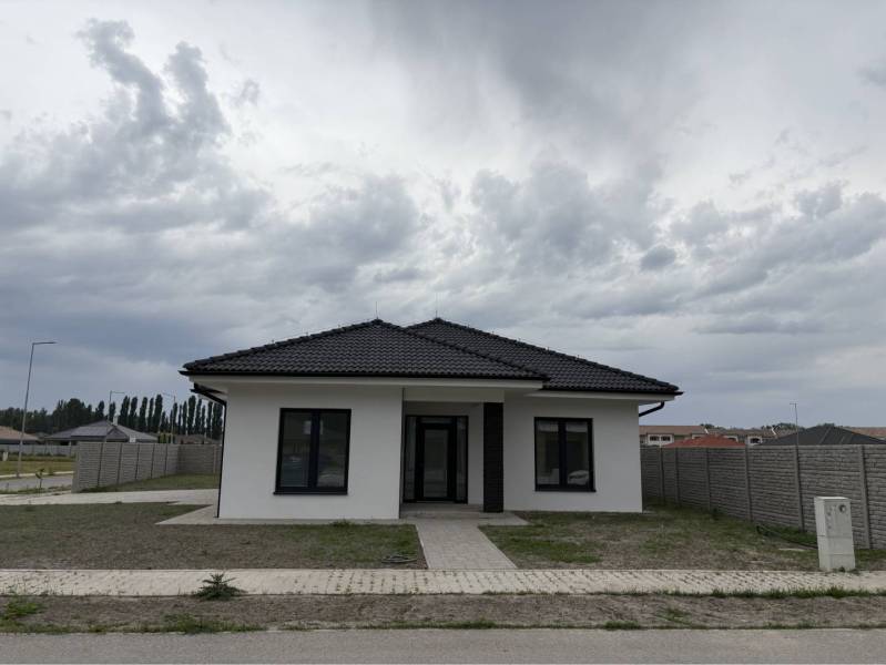 ☎️0917656551 - Rodinný dom v Dunajskej Strede na ulici FLORIDA VILLA PARK s chodníkom a oplotením.