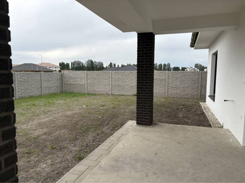 ☎️0917656551 - Veranda rodinného domu na FLORIDA VILLA PARK v Dunajskej Strede s výhľadom na záhradu.