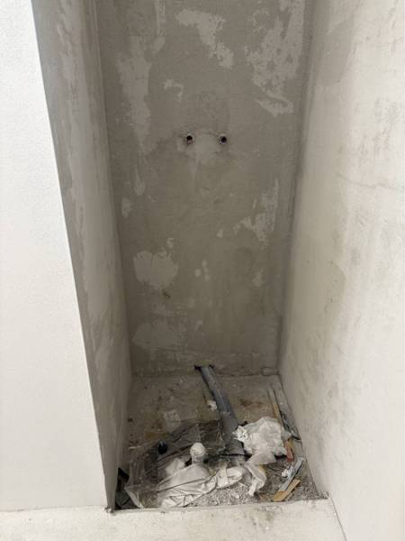 ☎️0917656551 - Stavenisko v Rodinnom dome s viditeľnými káblami a stavebným materiálom.