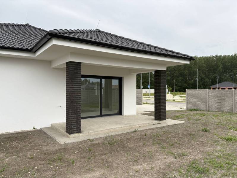 ☎️0917656551 - Rodinný dom na FLORIDA VILLA PARK v Dunajskej Strede s terasou a sklenenými dverami.