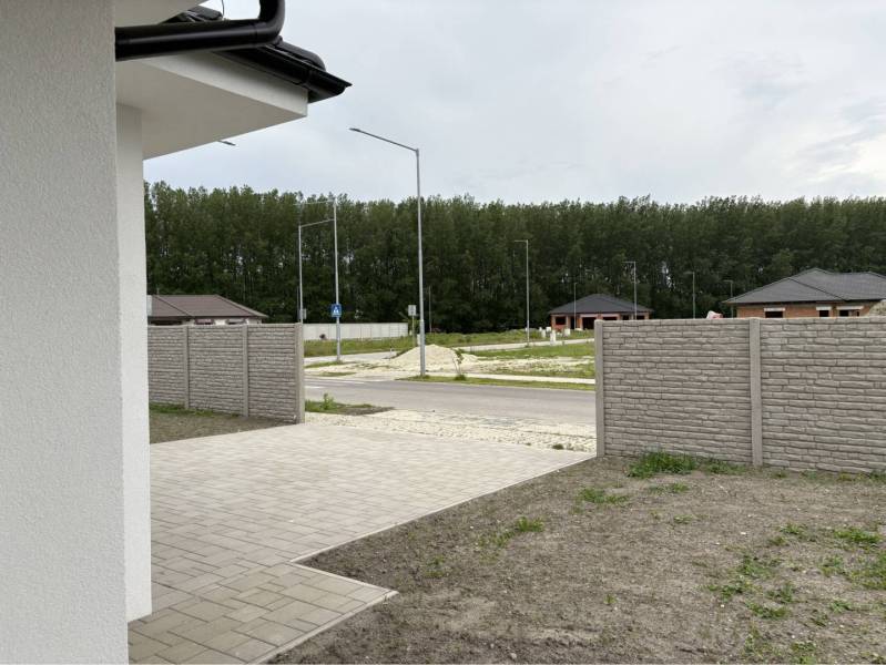 ☎️0917656551 - Dvor Rodinného domu na FLORIDA VILLA PARK v Dunajskej Strede s dlažbou a plotom.