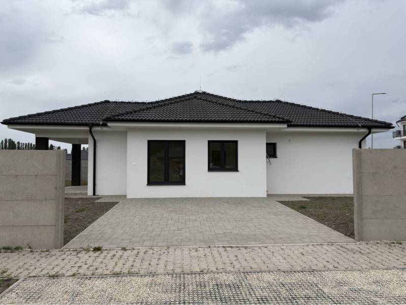 ☎️0917656551 - Rodinný dom na FLORIDA VILLA PARK v Dunajskej Strede má bielu fasádu a čiernu strechu.