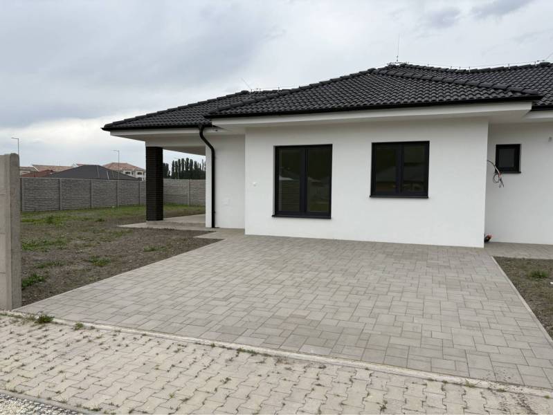 ☎️0917656551 - Rodinný dom na ulici FLORIDA VILLA PARK v Dunajskej Strede s vydláždeným dvorom.