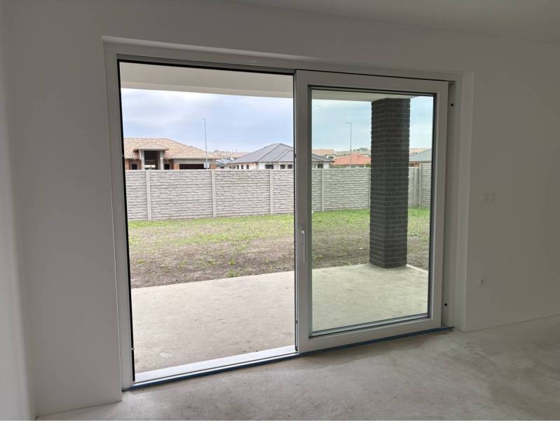 ☎️0917656551 - Rodinný dom s posuvnými dverami na terasu a výhľadom do dvora.