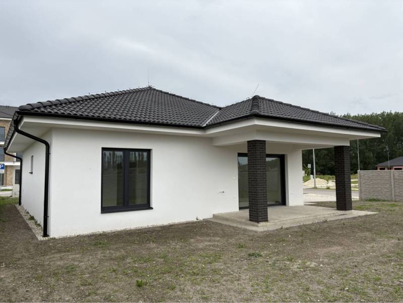 ☎️0917656551 - Rodinný dom na ulici FLORIDA VILLA PARK v Dunajskej Strede s tmavou strešnou krytinou.