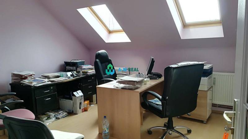 Kancelársky priestor s klimatizáciou na prenájom - Podkrovná kancelária so slnečným svetlom, na ulici neuvedené, vybavená pracovnými stolmi a šanónmi.