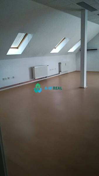 Kancelársky priestor na prenájom v Dunajskej Strede - Podkrovné kancelárie s oknami na ulici neuvedené, svetlé podkrovie, biele steny, radiátory.