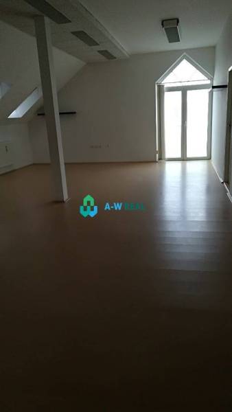 Kancelársky priestor na prenájom v Dunajskej Strede - Prázdna miestnosť, veľké okná, parkety; ideálne pre kancelárie na ulici neuvedené.