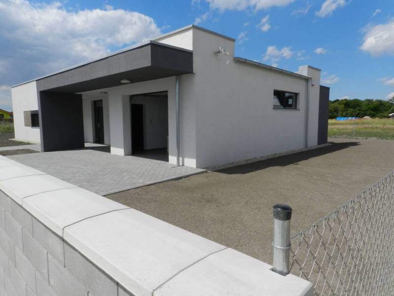 4. ETAPA!!! MODERNÁ NOVOSTAVBA - 3 izbový nízkoenergetický bungalov vy - Rodinný dom s rovnou strechou a veľkým dvorom na ulici neuvedené.