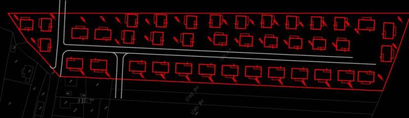 4.ETAPA!!! MODERNÁ NOVOSTAVBA - 4 izbový nízkoenergetický bungalov vys - Plán pozemku s rozmiestnením rodinných domov a cestou, červené kontúry zvýrazňujú umiestnenie.