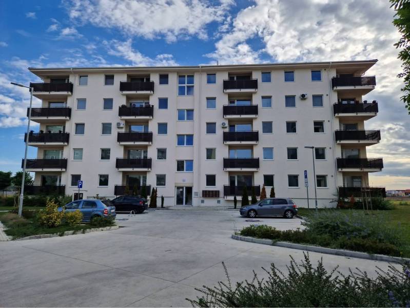 NOVOSTAVBA! Krásny, moderný a priestranný 3-izbový byt s veľkou logiou - Päťposchodová bytovka v meste Dunajská Streda na Neuvedenej ulici s parkoviskom v popredí.