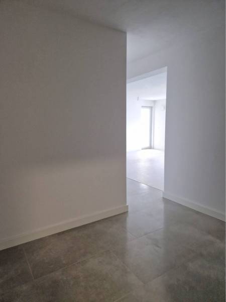 NOVOSTAVBA! Krásny, moderný a priestranný 3-izbový byt s veľkou logiou - Chodba s dlažbou vedie do svetlej miestnosti v 3-izbovom byte.