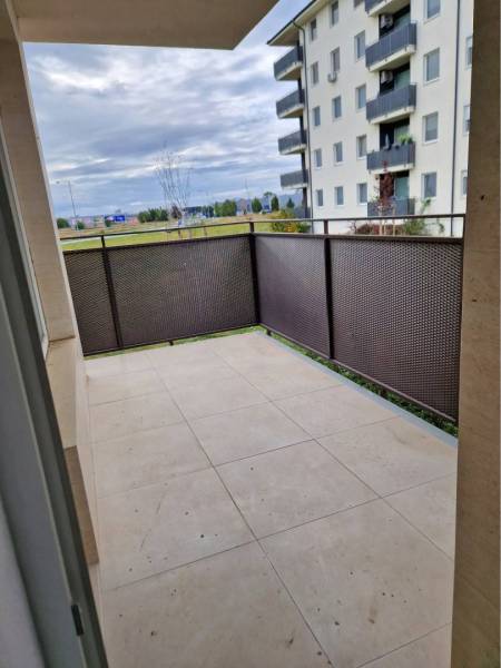 NOVOSTAVBA! Krásny, moderný a priestranný 3-izbový byt s veľkou logiou - Balkón 3-izbového bytu s výhľadom na okolie na ulici Neuvedené v Dunajskej Strede.