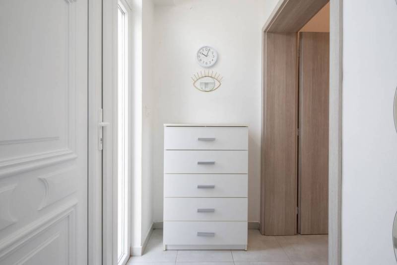 Dvojpodlažný rodinný dom s veľkým pozemkom na predaj v obci Jahodná - Úzka chodba v rodinnom dome so svetlou skriňou a dverami.