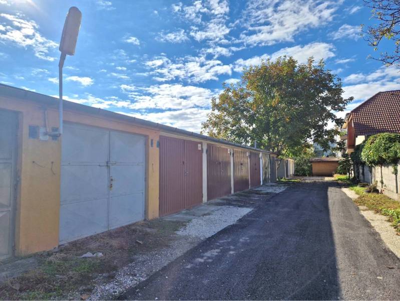 REZERVOVANÉ! Murovaná garáž - Rad garáží v Dunajskej Strede, vedľa asfaltovej cesty, obklopený zeleňou.