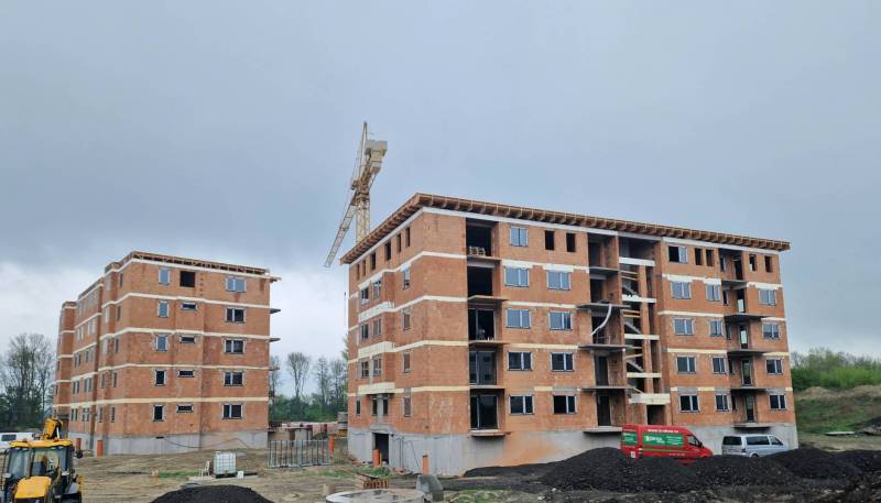 Úžasné 2 a 3 - izbové byty v obytnom parku KISERDŐ LAKÓPARK - Stavebný projekt 2-izbových bytov v Dunajskej Strede z ulice neuvedené, s dvomi rozostavanými budovami.